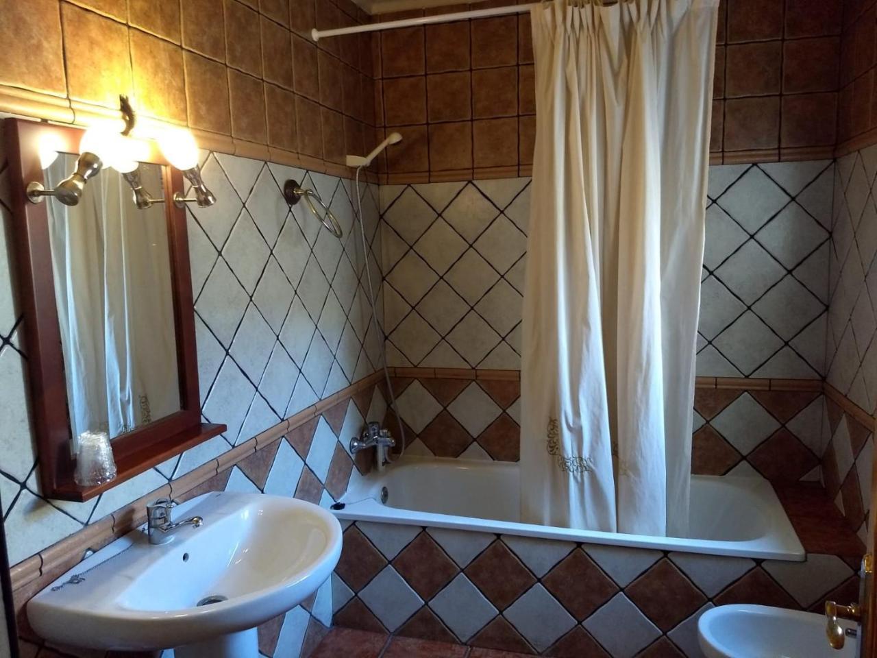Отель Hostal Nicol'S Луке Экстерьер фото